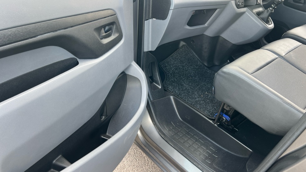 Vauxhall Vivaro L1 Diesel 3100 2.0d 120PS Edition H1 Van - Image 40