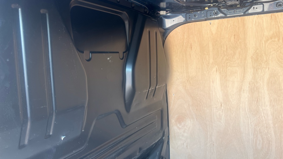 Ford Transit Custom 280 L1 Diesel Fwd 2.0 EcoBlue 136ps H1 Van Limited - Image 18