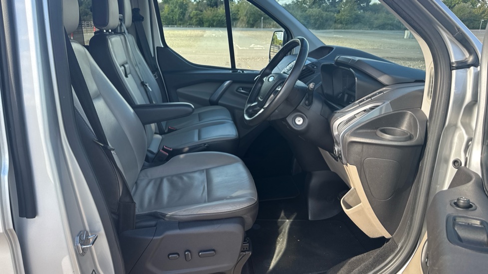 Ford Tourneo Custom Transit Custom Tourneo Lwb Diesel Fwd 2.0 TDCi 130ps Low Roof 8 Seater Titanium - Image 6