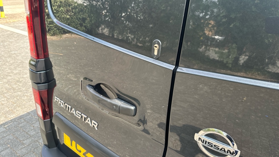 Nissan Primastar 30 L2 Diesel 2.0 dCi 130ps H1 Tekna+ Van - Image 30