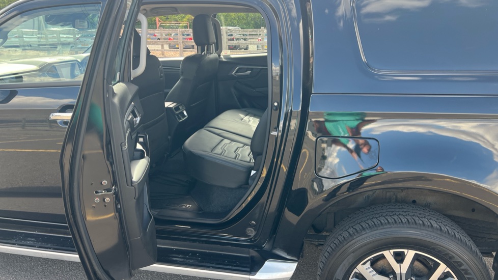 Isuzu D-Max Diesel 1.9 DL40 Double Cab 4x4 Auto - Image 5