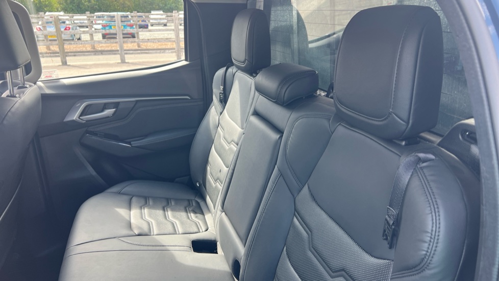 Isuzu D-Max Diesel 1.9 DL40 Double Cab 4x4 Auto - Image 14