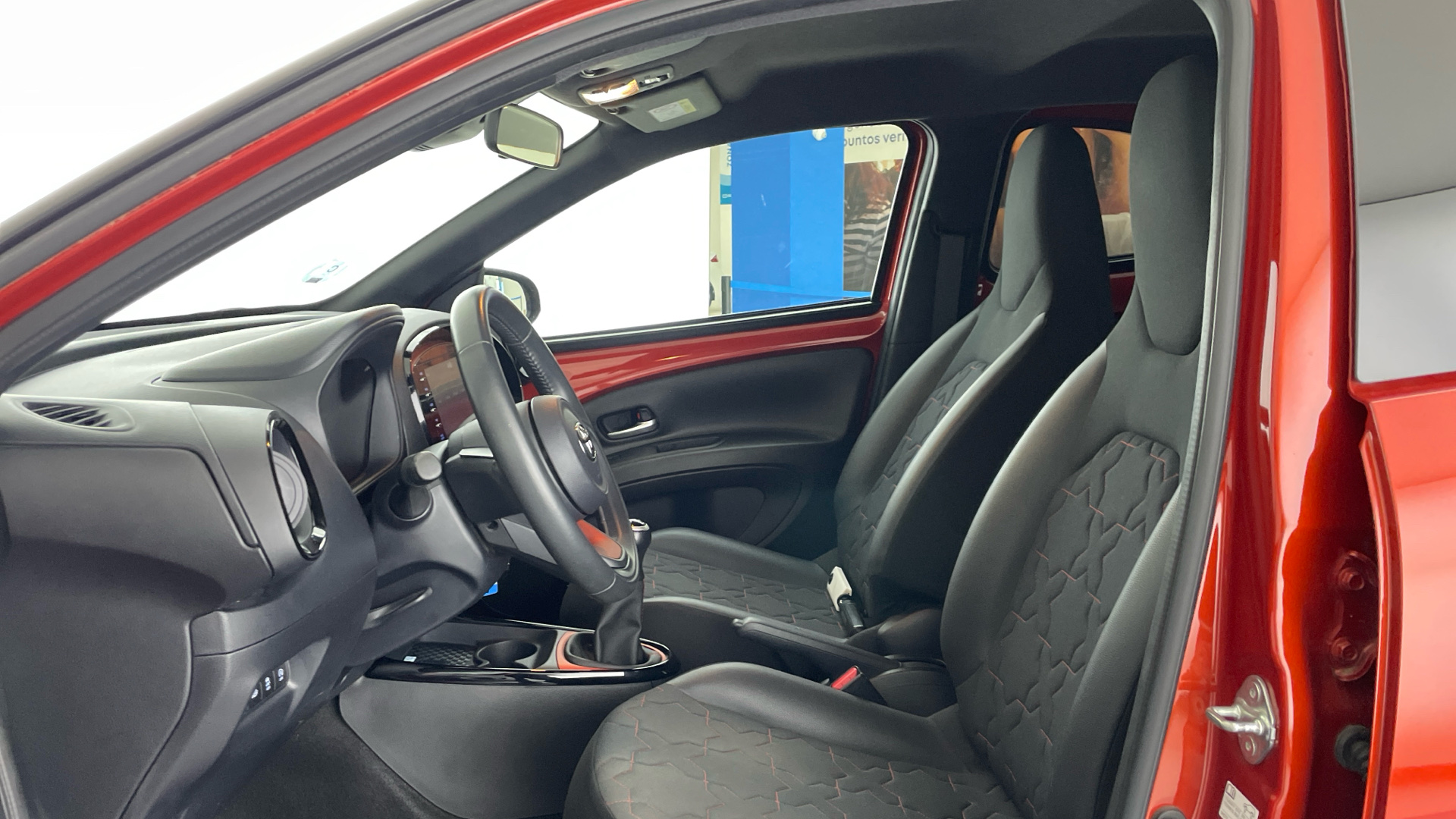 TOYOTA Aygo X Cross - 11