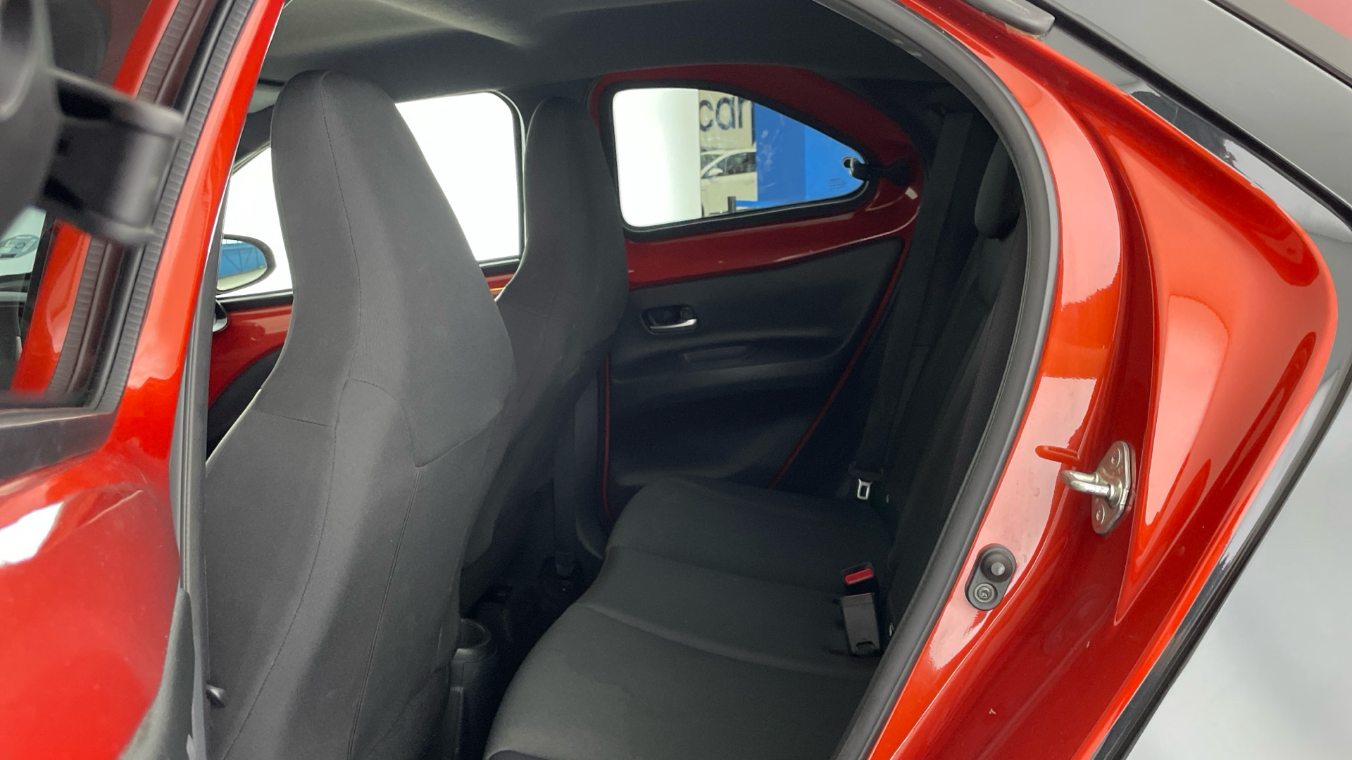 TOYOTA Aygo X Cross - 12