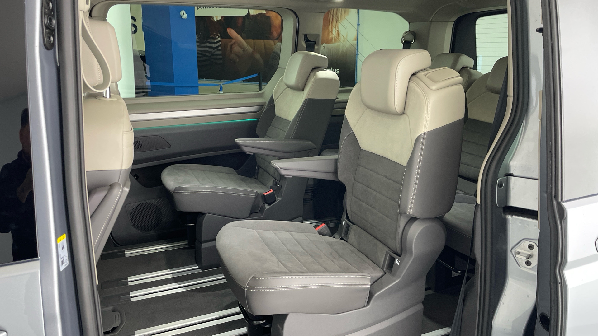 Volkswagen Multivan - 12