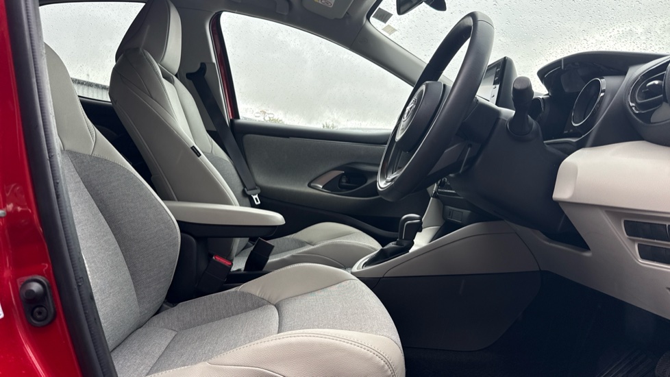 Toyota Yaris 1.5 Hybrid Excel 5dr CVT Hybrid Hatchback - Image 12