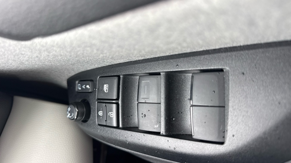 Toyota Yaris 1.5 Hybrid Excel 5dr CVT Hybrid Hatchback - Image 32