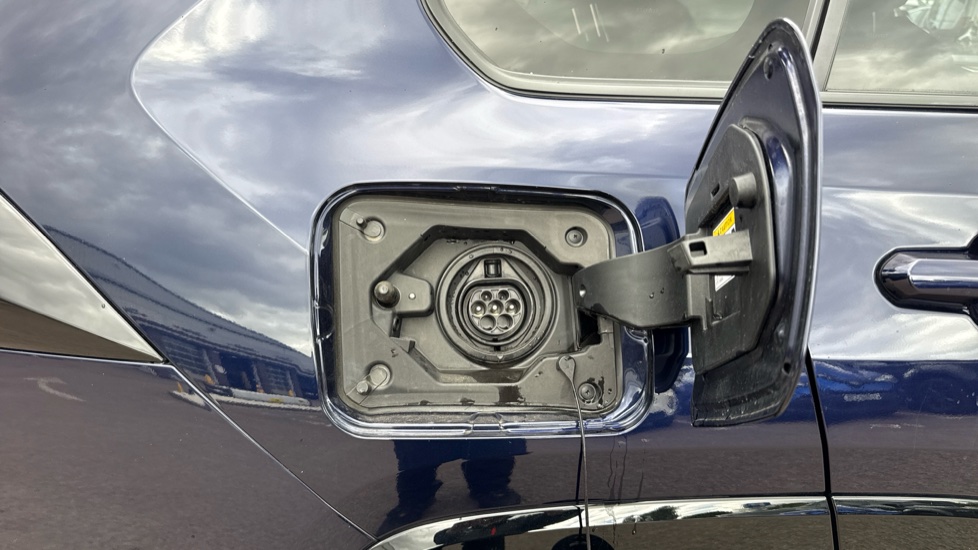 Toyota RAV4 2.5 PHEV Design 5dr CVT Estate - Image 33