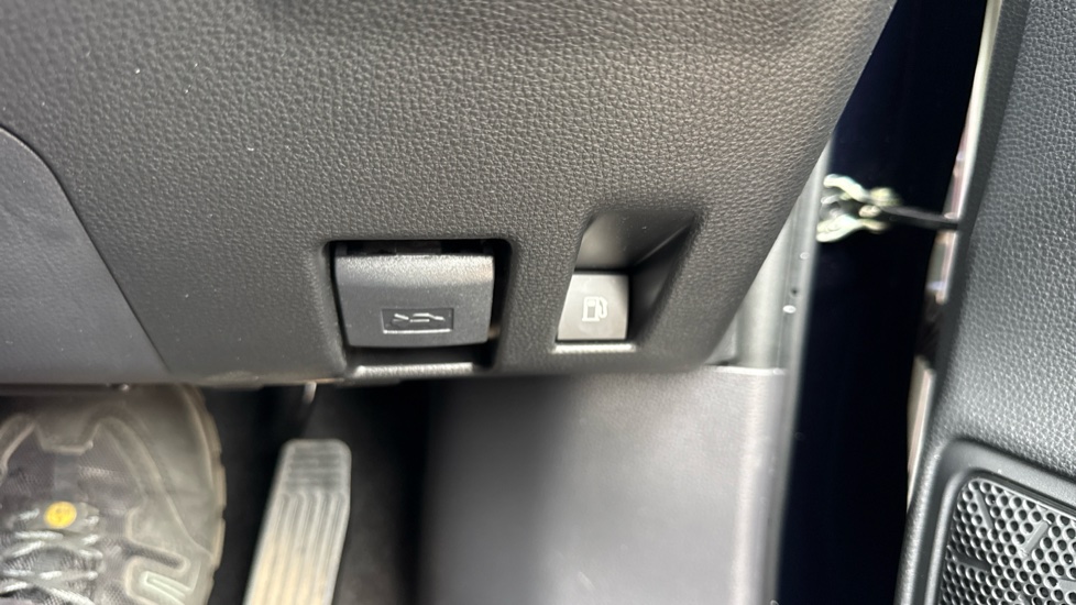 Toyota RAV4 2.5 PHEV Design 5dr CVT Estate - Image 55