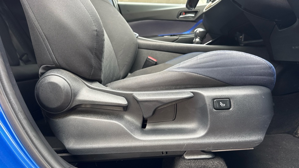 Toyota C-HR 1.8 Hybrid Dynamic 5dr CVT Hybrid Hatchback - Image 30