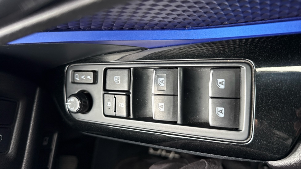 Toyota C-HR 1.8 Hybrid Dynamic 5dr CVT Hybrid Hatchback - Image 32