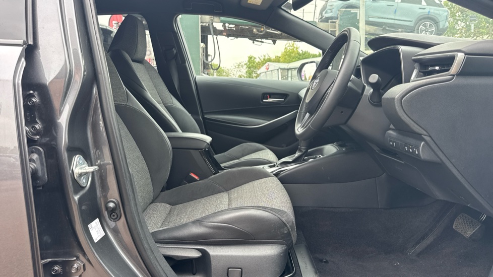 Toyota Corolla 1.8 Hybrid Design 5dr CVT Hybrid Estate - Image 12