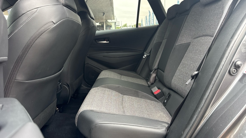 Toyota Corolla 1.8 Hybrid Design 5dr CVT Hybrid Estate - Image 15
