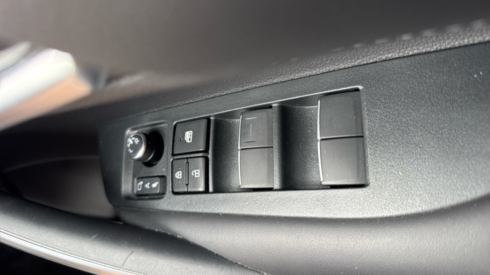Toyota Corolla 1.8 Hybrid Design 5dr CVT Hybrid Estate - Image 32