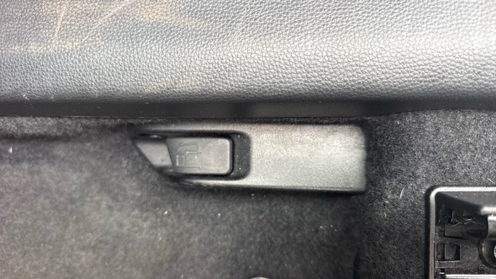 Toyota Corolla 1.8 Hybrid Design 5dr CVT Hybrid Estate - Image 54