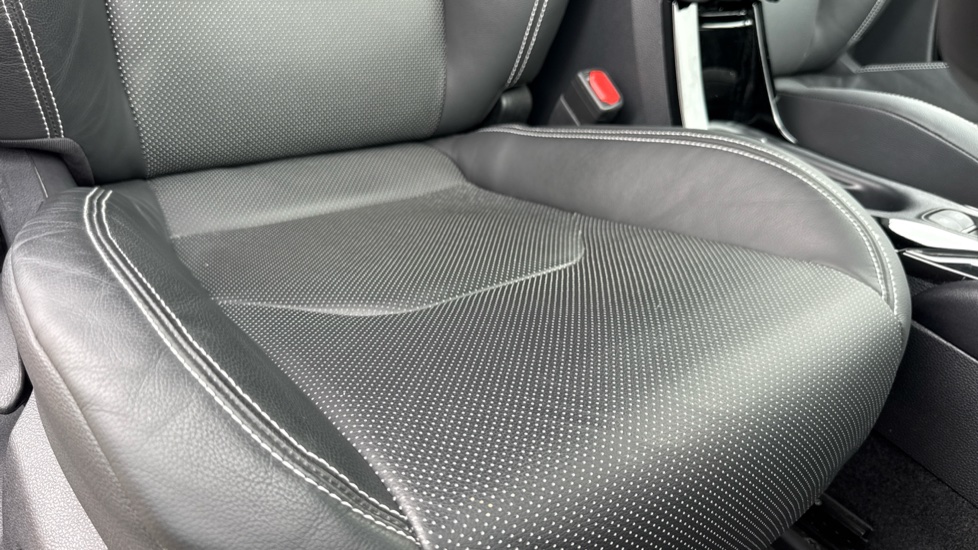 Toyota Corolla 1.8 Hybrid Excel 5dr CVT Hybrid Estate - Image 17