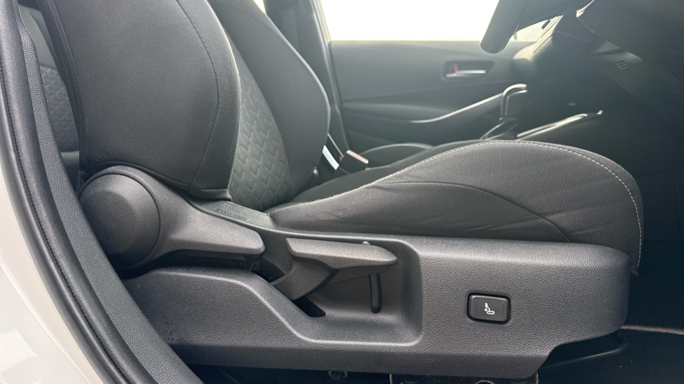 Toyota Corolla 1.8 VVT-i Hybrid Icon Tech 5dr CVT Hybrid Hatchback - Image 30
