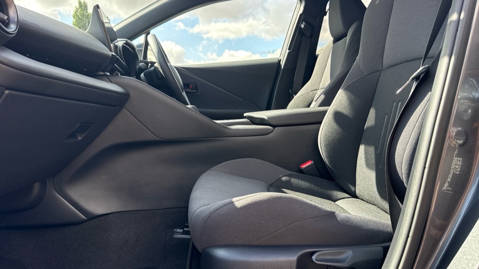 Toyota C-HR 2.0 PHEV Design 5dr CVT Hatchback - Image 5