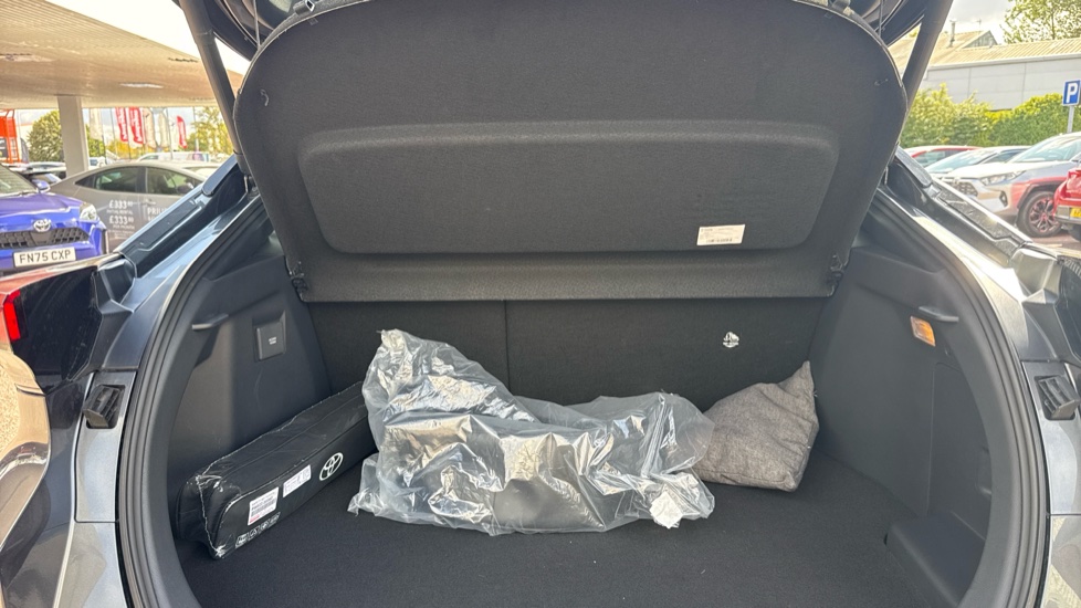Toyota C-HR 2.0 PHEV Design 5dr CVT Hatchback - Image 13