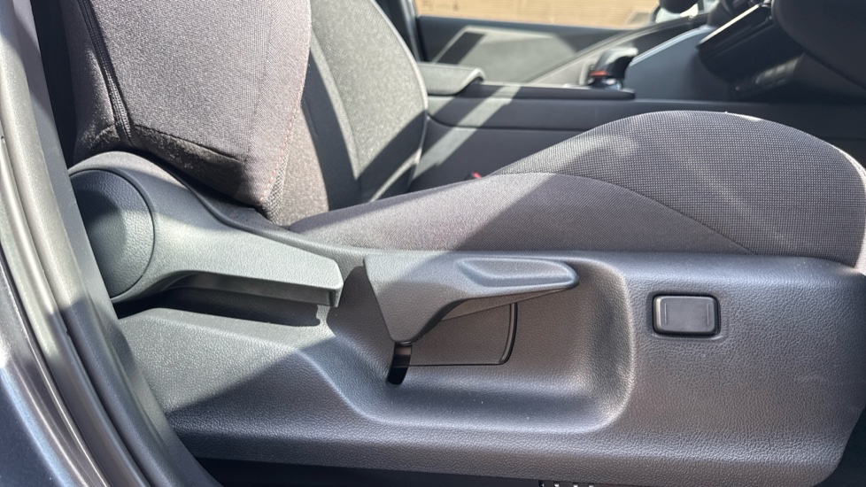 Toyota C-HR 2.0 PHEV Design 5dr CVT Hatchback - Image 30