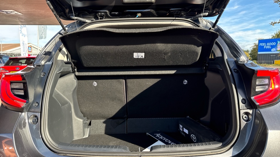 Toyota Yaris 1.5 Hybrid Design 5dr CVT Hybrid Hatchback - Image 13