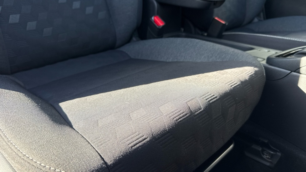 Toyota Yaris 1.5 Hybrid Design 5dr CVT Hybrid Hatchback - Image 17