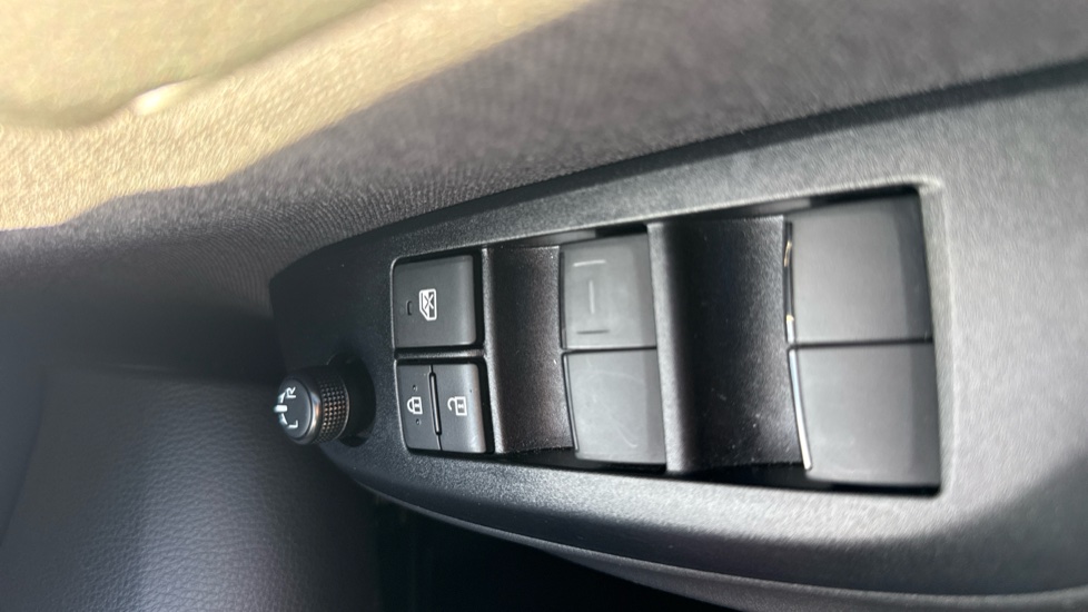 Toyota Yaris 1.5 Hybrid Design 5dr CVT Hybrid Hatchback - Image 32