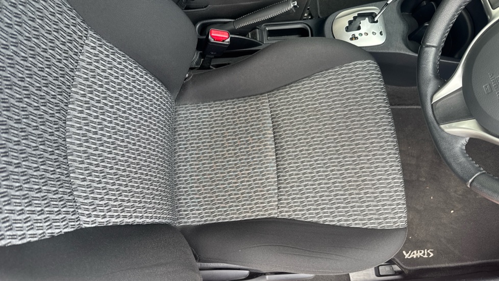 Toyota Yaris 1.33 VVT-i Icon+ 5dr Multidrive S Petrol Hatchback - Image 17