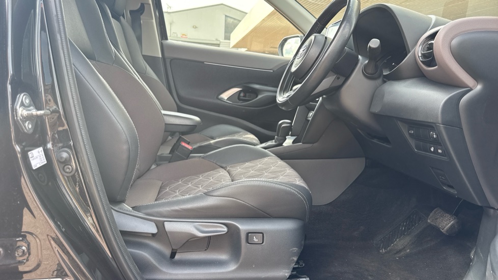Toyota Yaris Cross 1.5 Hybrid Excel AWD 5dr CVT Hybrid Estate - Image 12