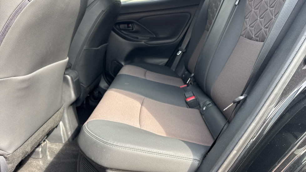 Toyota Yaris Cross 1.5 Hybrid Excel AWD 5dr CVT Hybrid Estate - Image 15