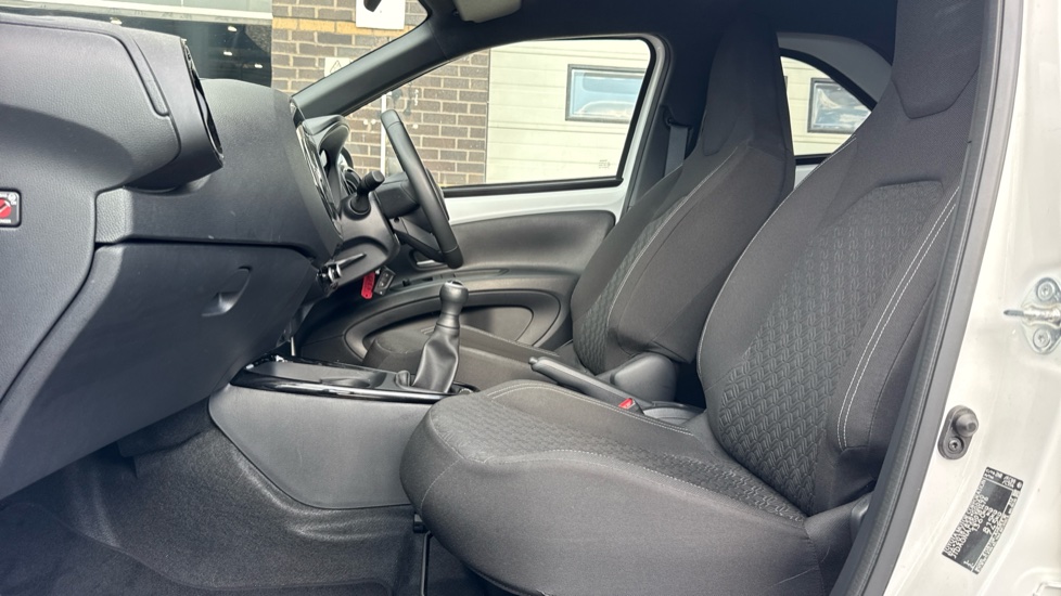 Toyota Aygo X 1.0 VVT-i Edge 5dr Petrol Hatchback - Image 5