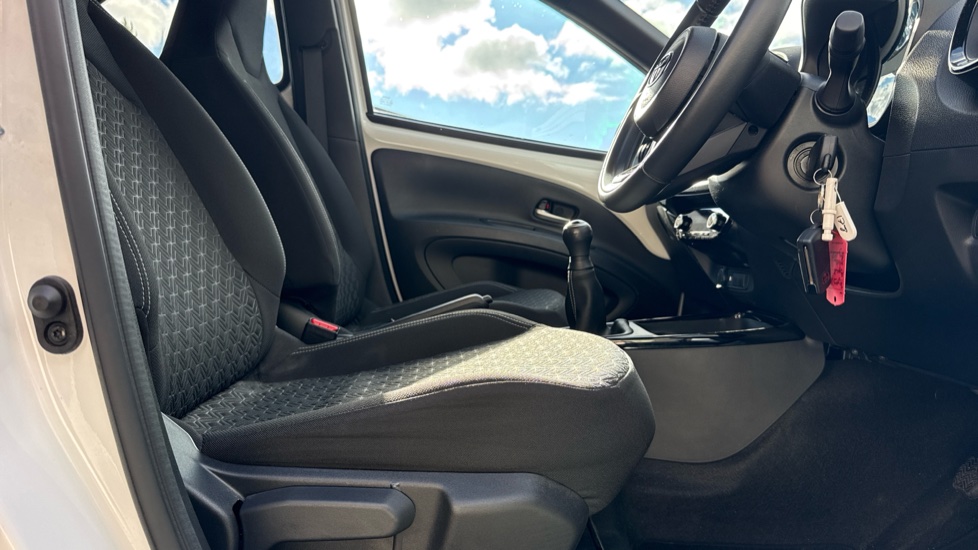 Toyota Aygo X 1.0 VVT-i Edge 5dr Petrol Hatchback - Image 12