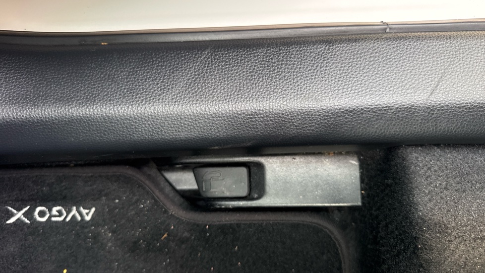 Toyota Aygo X 1.0 VVT-i Edge 5dr Petrol Hatchback - Image 49