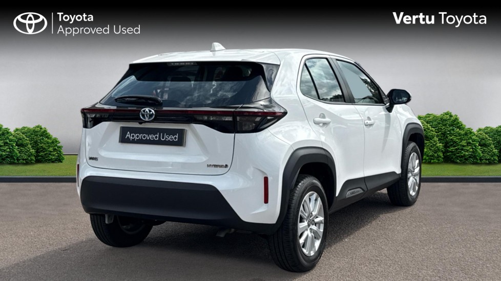 Toyota Yaris Cross 1.5 Hybrid Icon 5dr CVT Hybrid Estate - Image 2
