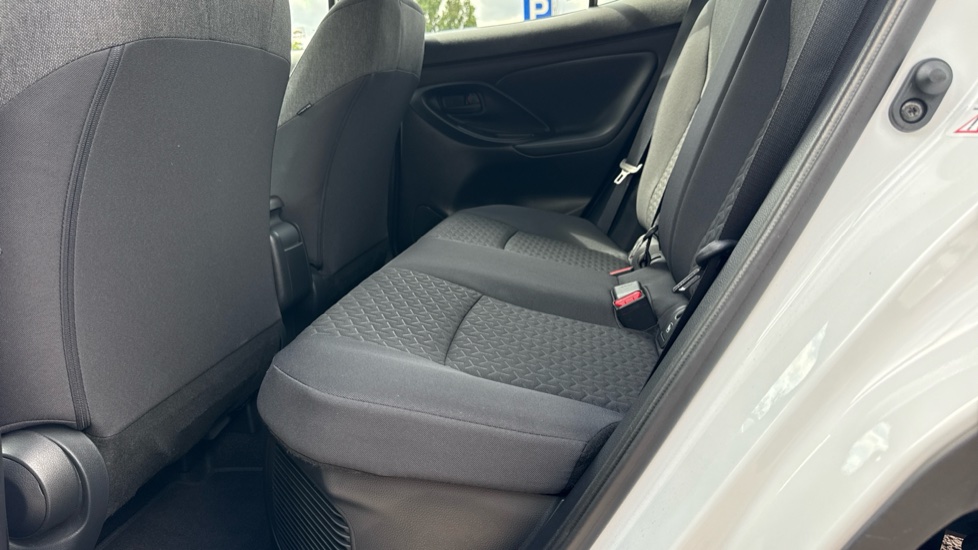 Toyota Yaris Cross 1.5 Hybrid Icon 5dr CVT Hybrid Estate - Image 15