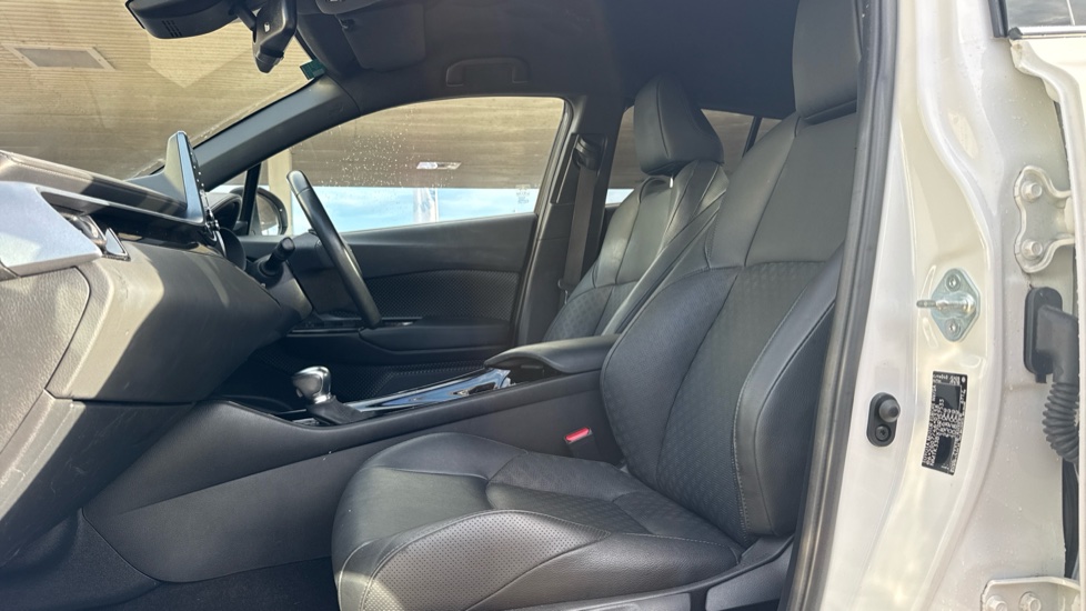 Toyota C-HR 1.8 Hybrid Design 5dr CVT Hybrid Hatchback - Image 5
