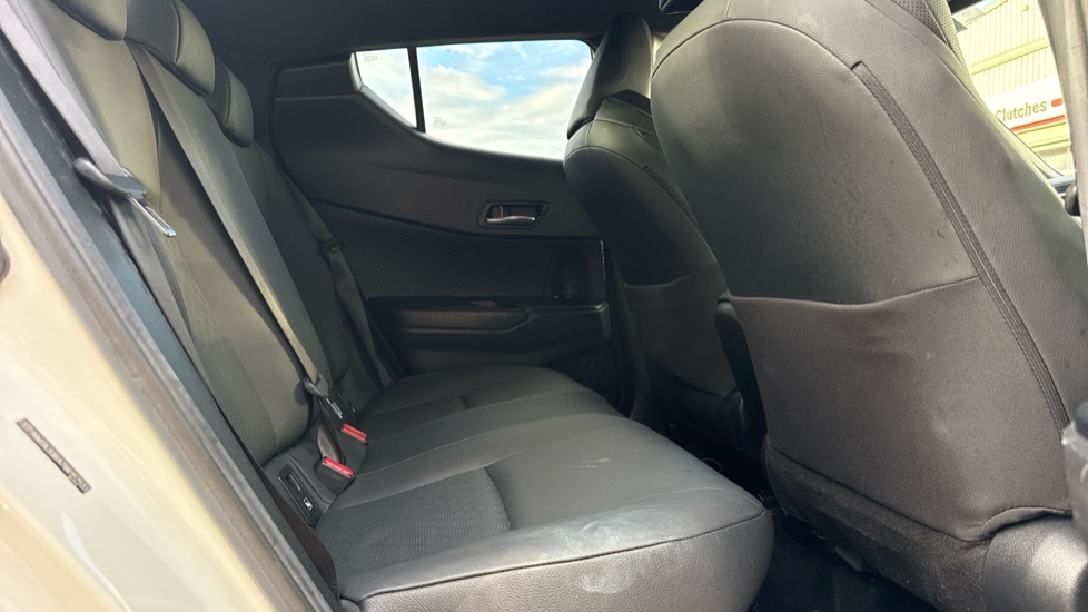 Toyota C-HR 1.8 Hybrid Design 5dr CVT Hybrid Hatchback - Image 8