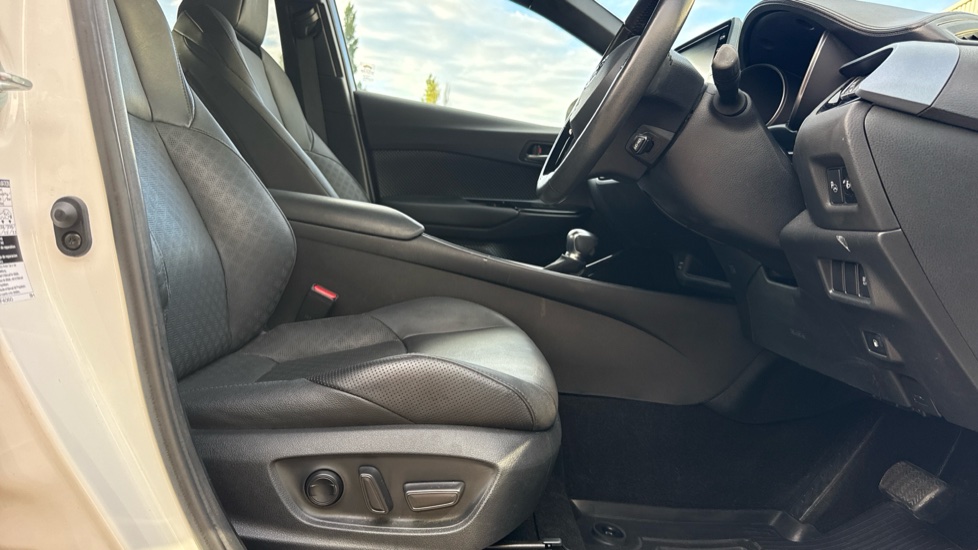 Toyota C-HR 1.8 Hybrid Design 5dr CVT Hybrid Hatchback - Image 12