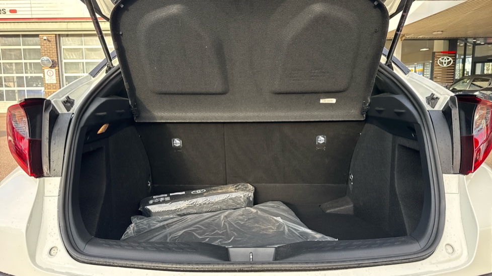 Toyota C-HR 1.8 Hybrid Design 5dr CVT Hybrid Hatchback - Image 13