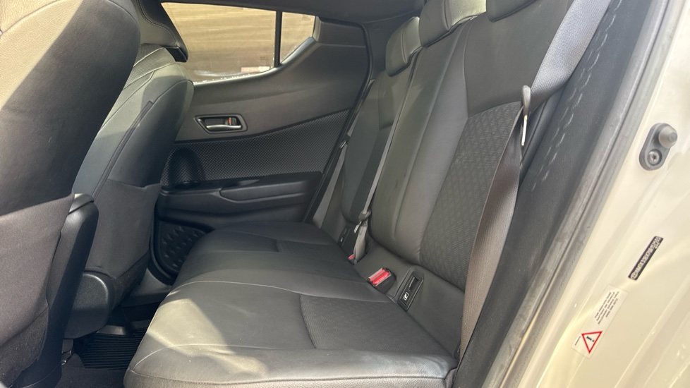 Toyota C-HR 1.8 Hybrid Design 5dr CVT Hybrid Hatchback - Image 15