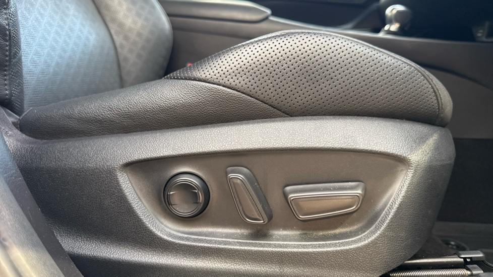 Toyota C-HR 1.8 Hybrid Design 5dr CVT Hybrid Hatchback - Image 30