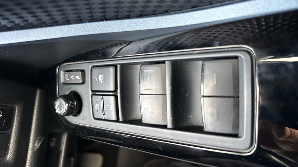 Toyota C-HR 1.8 Hybrid Design 5dr CVT Hybrid Hatchback - Image 32