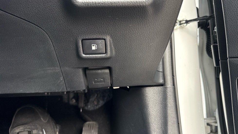 Toyota C-HR 1.8 Hybrid Design 5dr CVT Hybrid Hatchback - Image 52