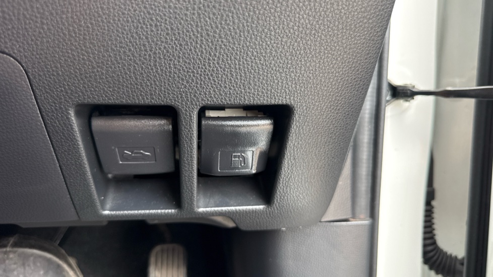 Toyota Land Cruiser Diesel 2.8D 205 Commercial Auto - Image 48
