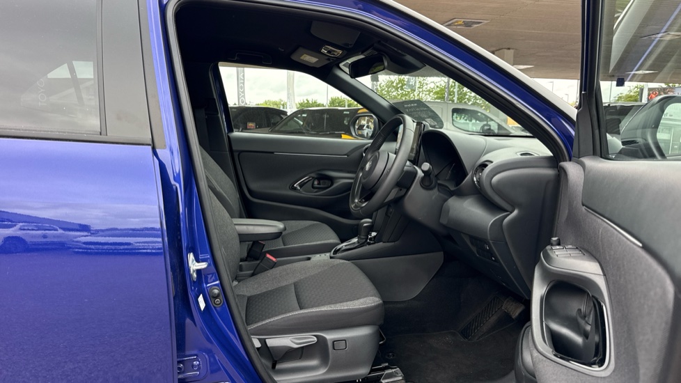 Toyota Yaris Cross 1.5 Hybrid Design 5dr CVT Hybrid Estate - Image 12