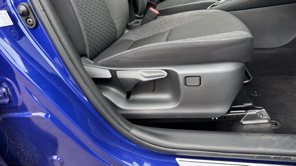 Toyota Yaris Cross 1.5 Hybrid Design 5dr CVT Hybrid Estate - Image 30