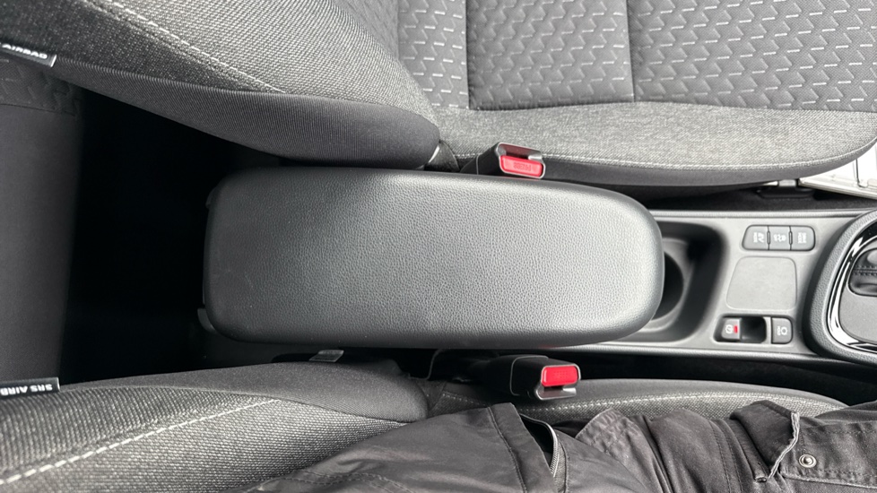 Toyota Yaris Cross 1.5 Hybrid Design 5dr CVT Hybrid Estate - Image 50