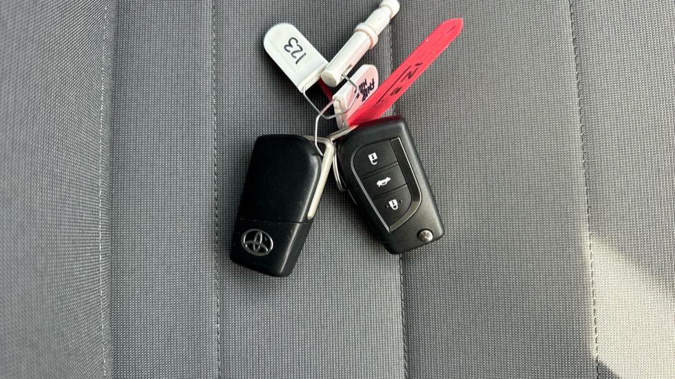 Toyota Avensis 1.8 Active 4dr Petrol Saloon - Image 28