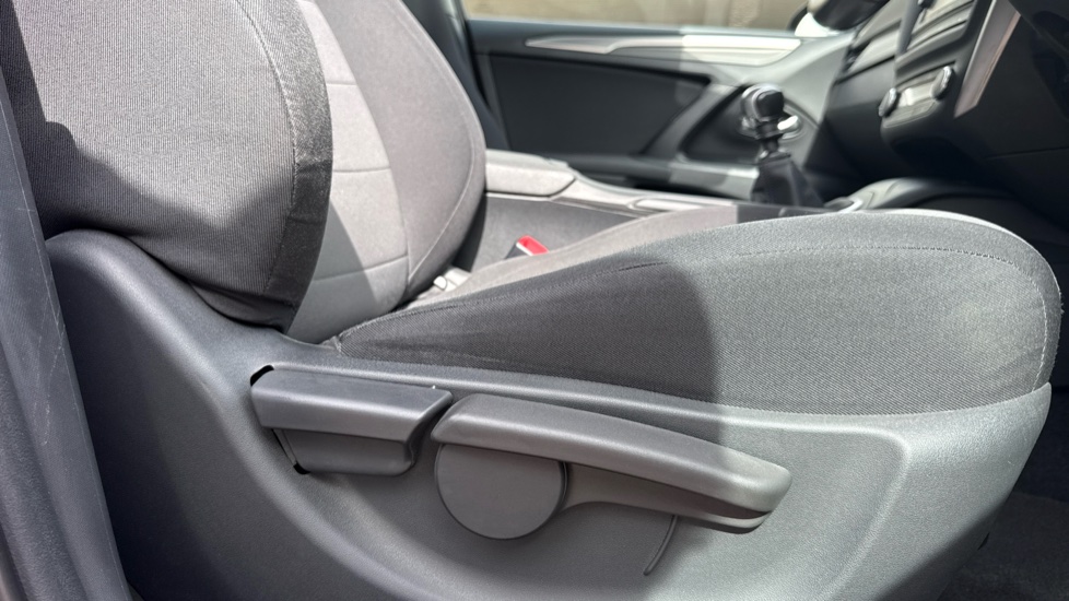 Toyota Avensis 1.8 Active 4dr Petrol Saloon - Image 30