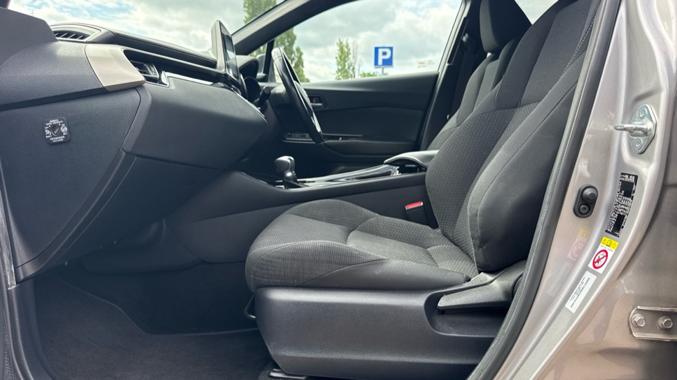 Toyota C-HR 1.8 Hybrid Dynamic 5dr CVT Hybrid Hatchback - Image 5